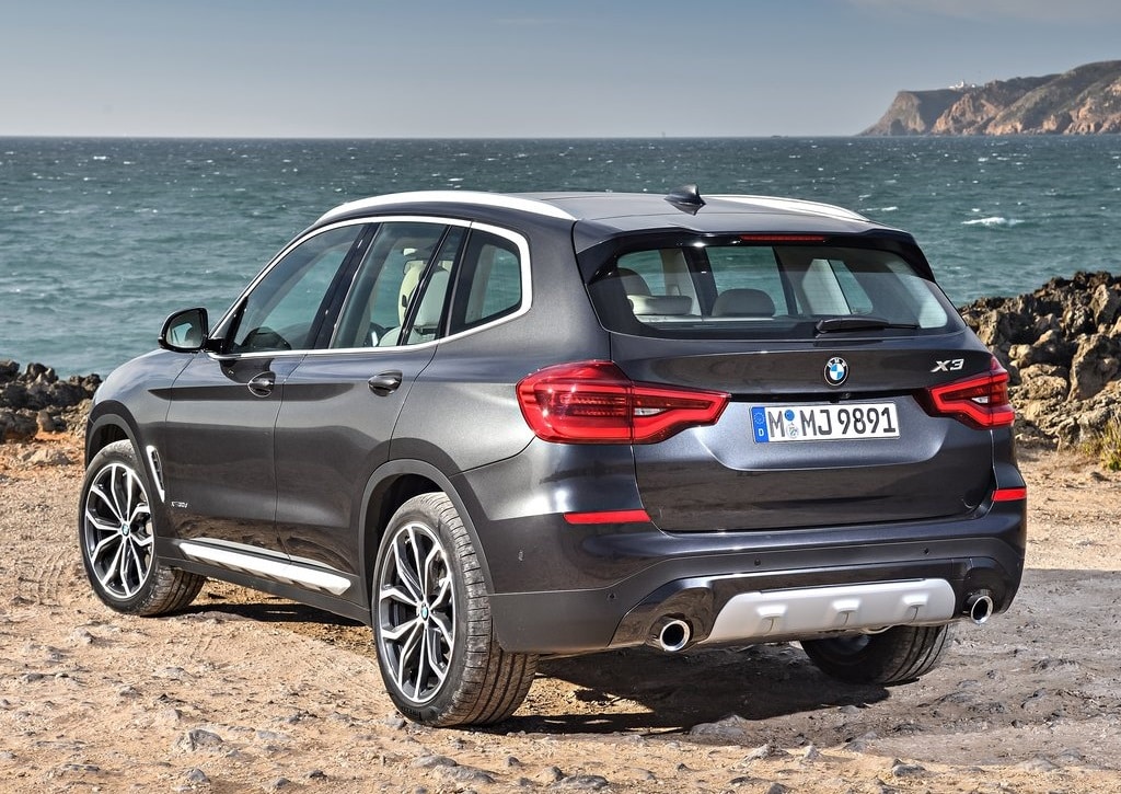 BMW X3 G01 arka ve yan gövde görünümü