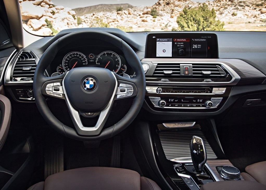 BMW X3 G01 sürücü kokpiti ve orta konsol