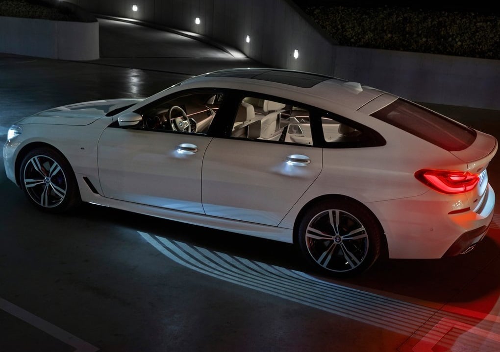 BMW 6 Series Gran Turismo beyaz yan ve arka görünüm