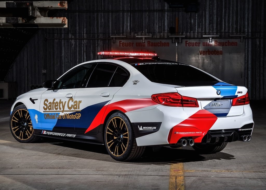 BMW M5 MotoGP Safety Car arka üç çeyrek görünüm