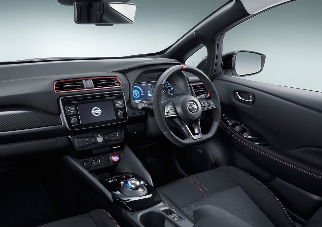 LEAF NISMO konsept siyah kabin ve kırmızı detaylar