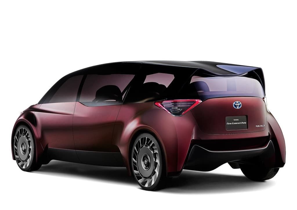 Toyota Fine-Comfort Ride konseptinin arka üç çeyrek görünümü ve yakıt hücresi rozeti
