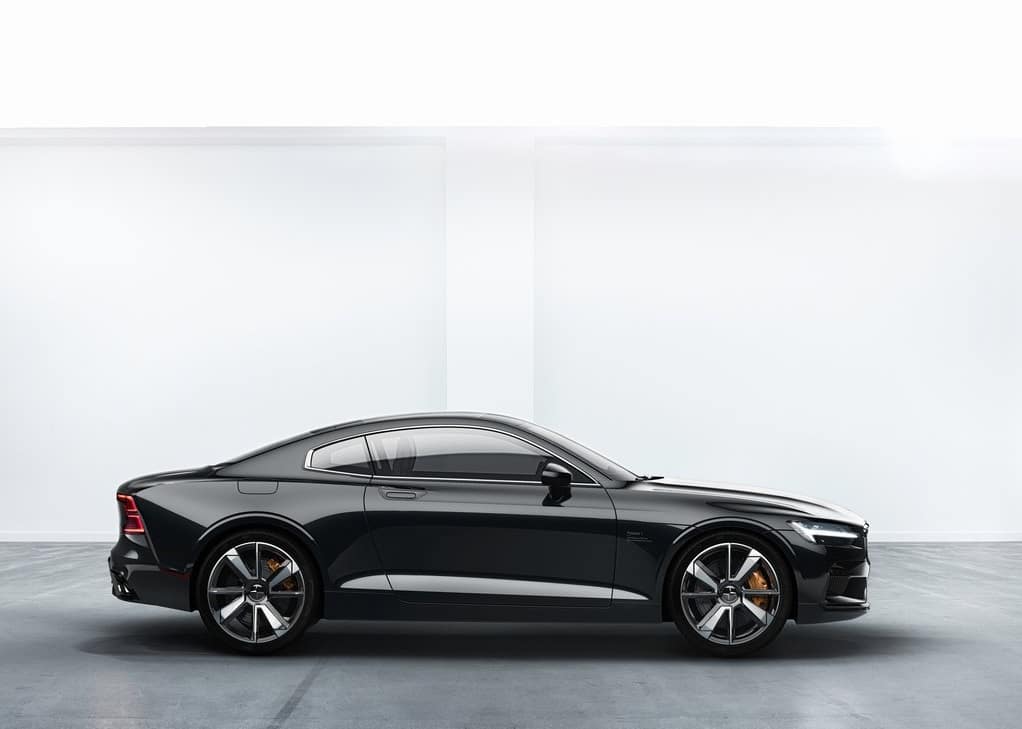 Siyah iki kapılı GT coupe yan profil