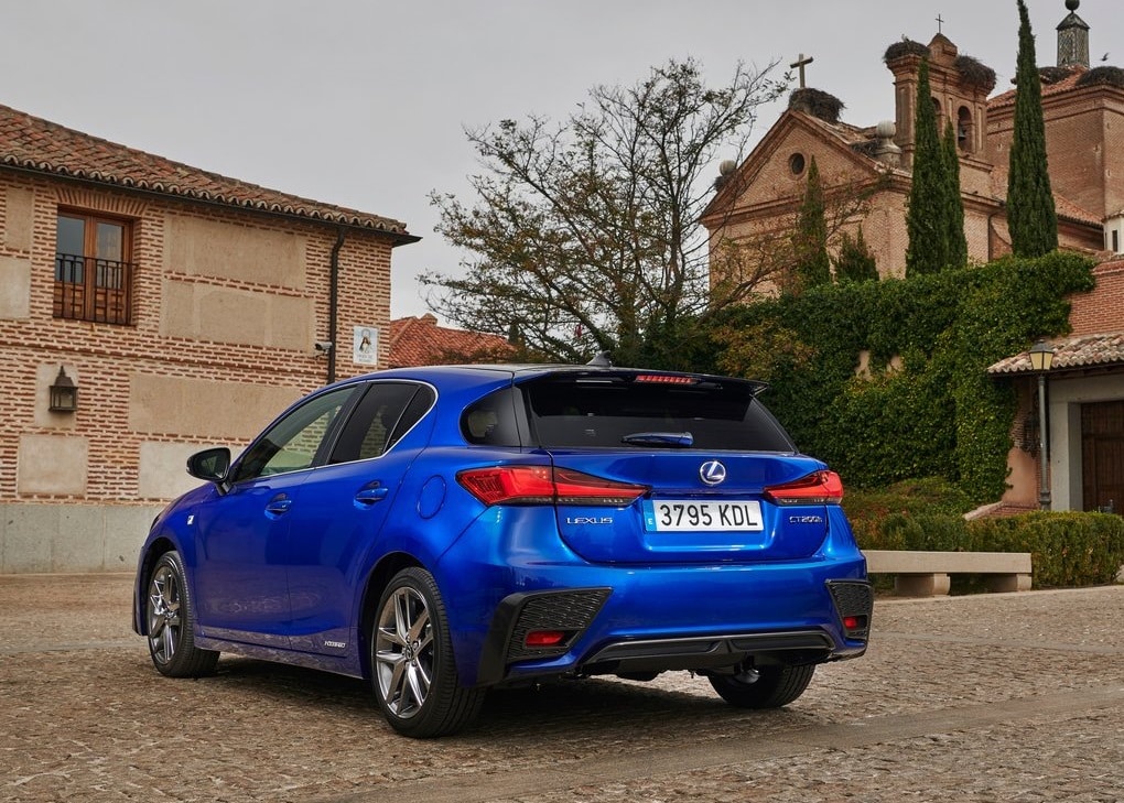 Lexus CT 200h arka üç çeyrek görünüm