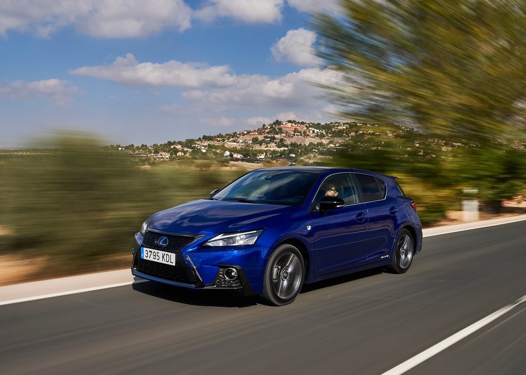 Lexus CT 200h hareket halinde ön görünüm
