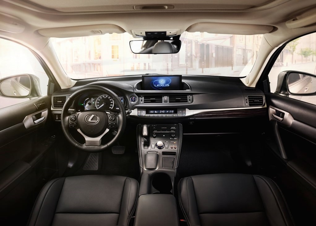 Lexus CT 200h iç mekan ve ön konsol