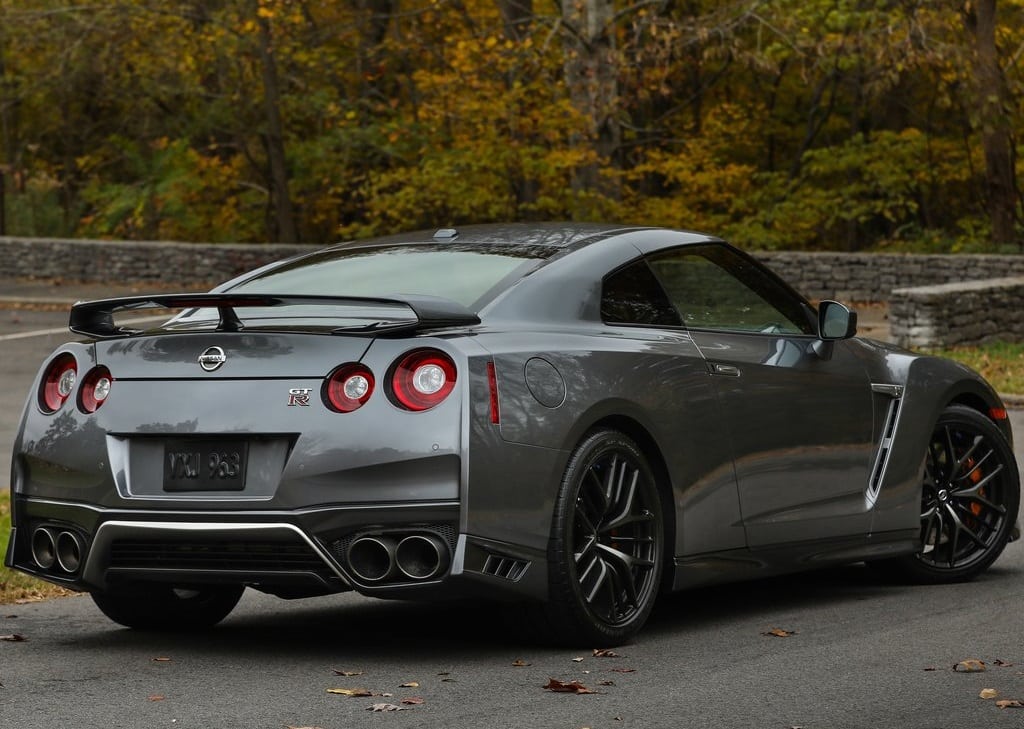 Nissan GT-R arkadan üç çeyrek görünüm