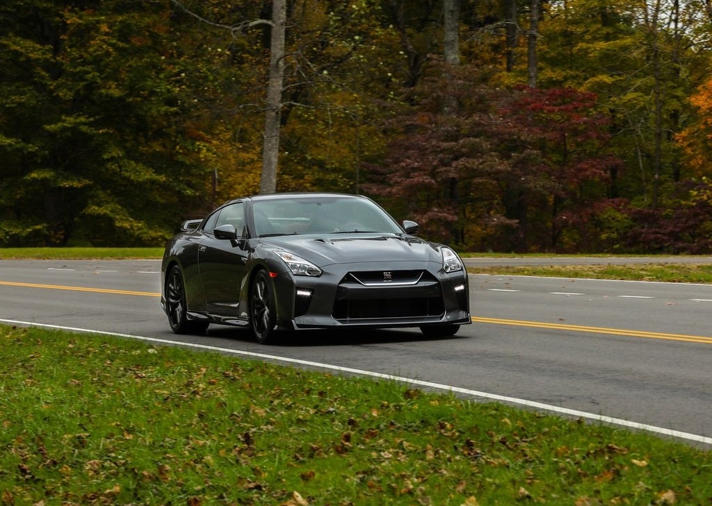 Nissan GT-R önden yol görünümü