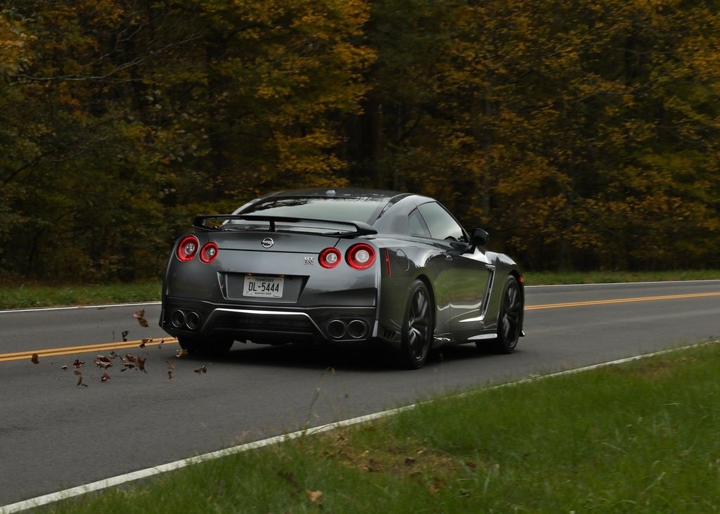 Nissan GT-R arkadan yol görünümü