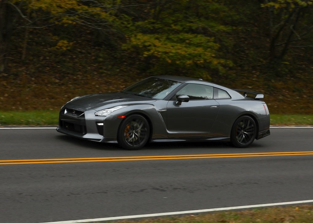 Nissan GT-R yan profil görünümü