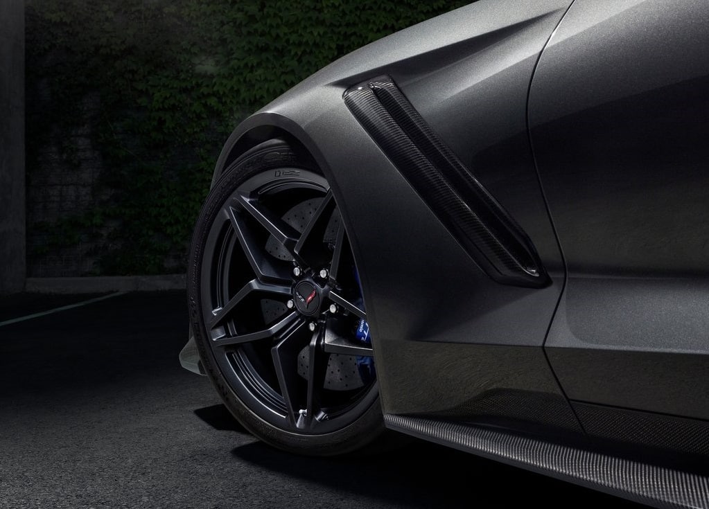 Chevrolet Corvette ZR1 arka tasarım ve dört egzoz çıkışı