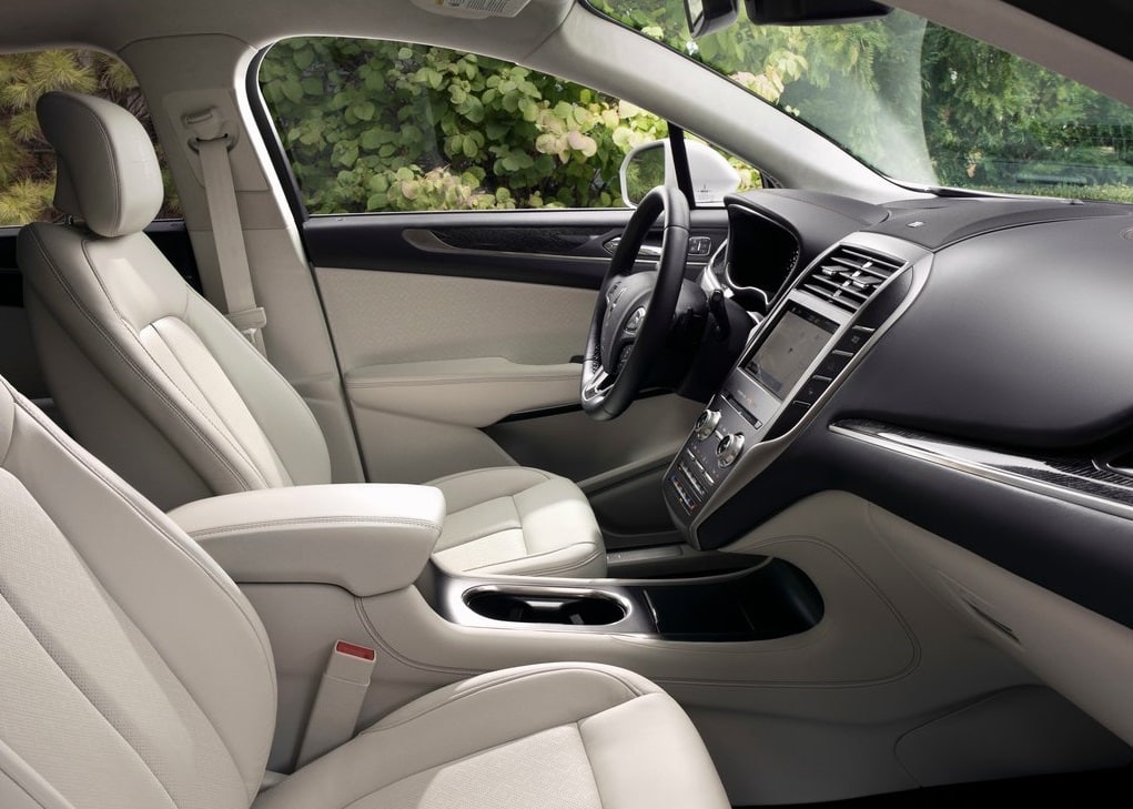 Lincoln MKC açık renkli iç mekan ve kokpit