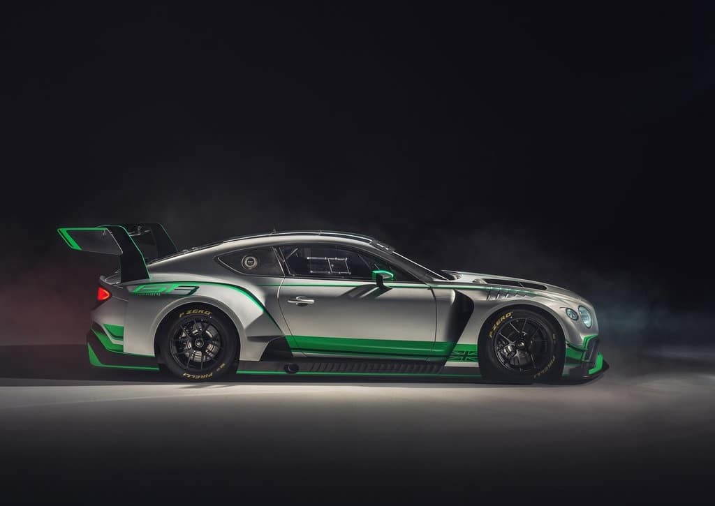 Bentley GT3 yarış otomobili yandan görünüm