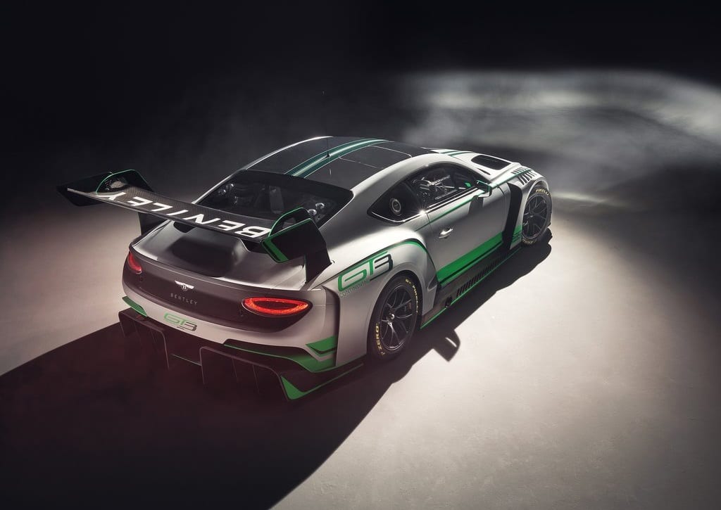 Continental GT3 yarış otomobili arka kanat ve gövde görünümü