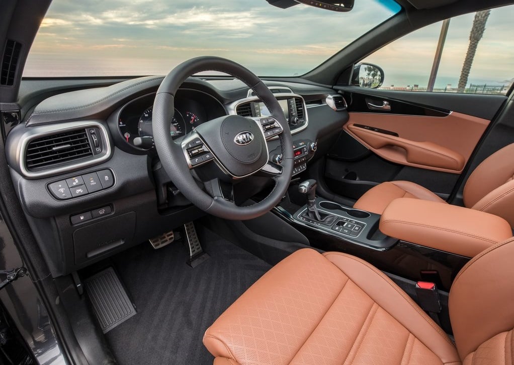 Kia Sorento ön koltuklar ve kokpit