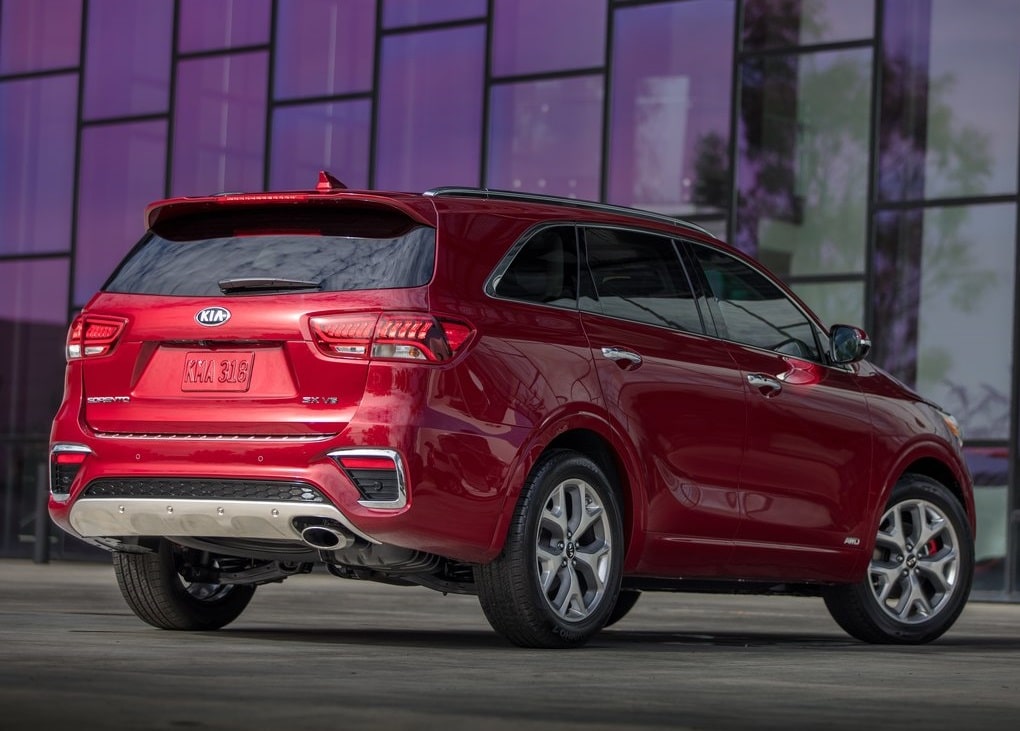 Kia Sorento kırmızı gövde arka üç çeyrek görünüm