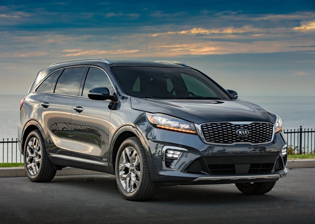 Kia Sorento koyu gri gövde ön üç çeyrek görünüm