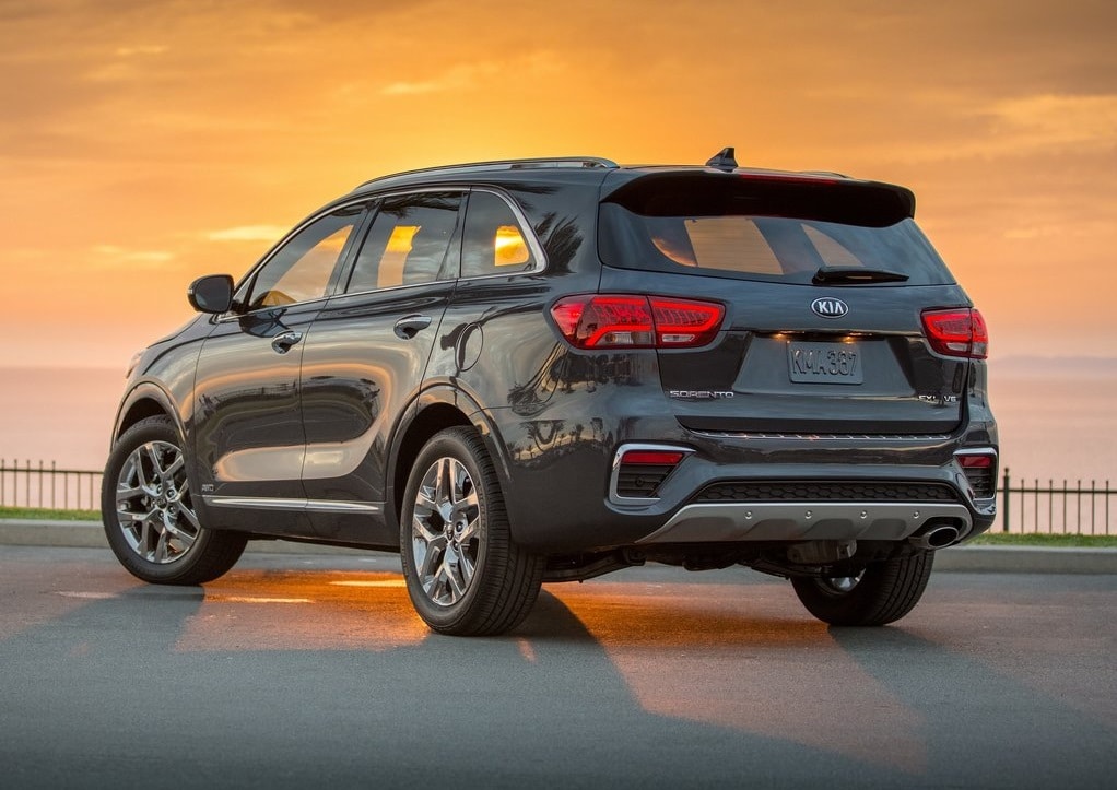 Kia Sorento koyu gri gövde arka üç çeyrek görünüm