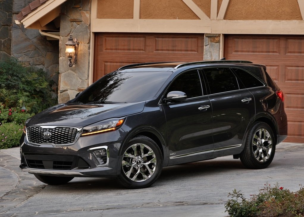 Kia Sorento park hâlinde ön yan görünüm
