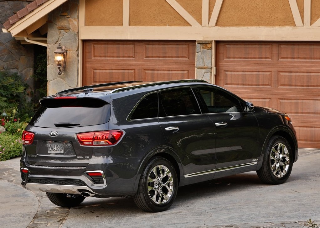 Kia Sorento park hâlinde arka yan görünüm