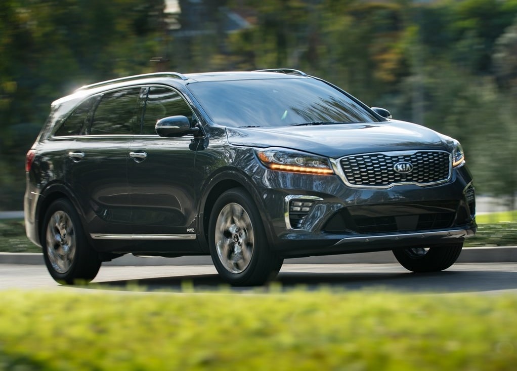 Kia Sorento yolda ön üç çeyrek görünüm