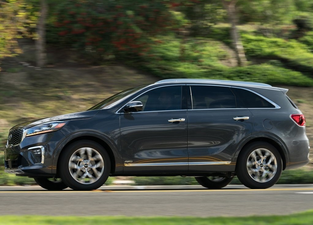 Kia Sorento hareket hâlinde yan profil