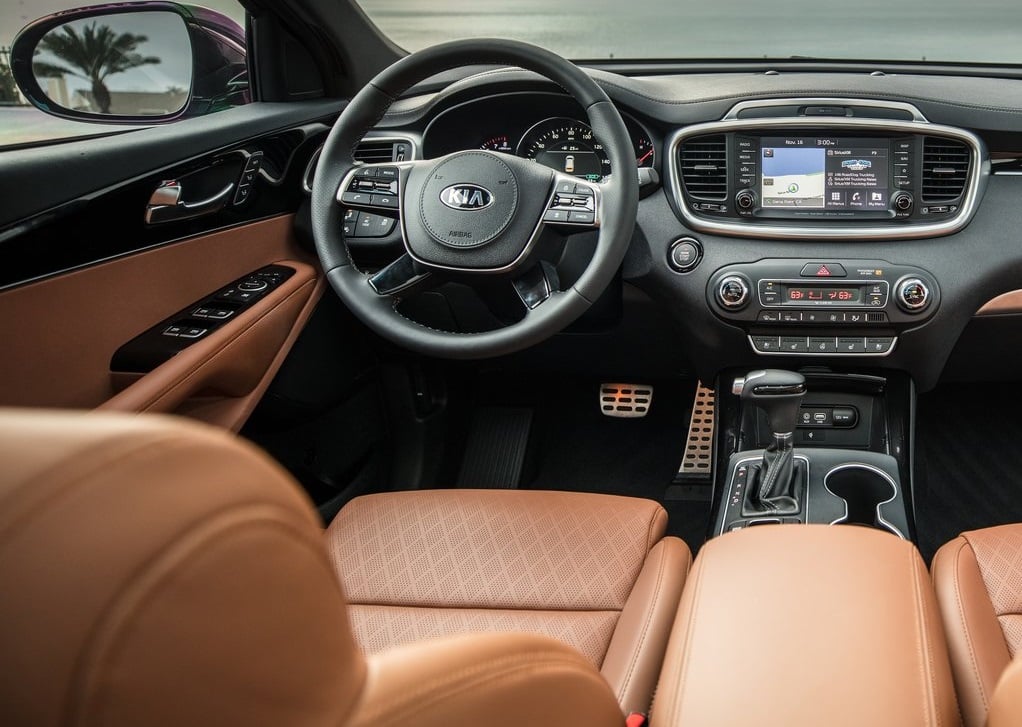 Kia Sorento sürücü kokpiti ve orta konsol