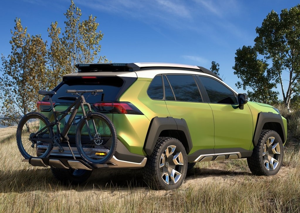 Toyota FT-AC arka üç çeyrek görünümü ve bisiklet taşıyıcısı