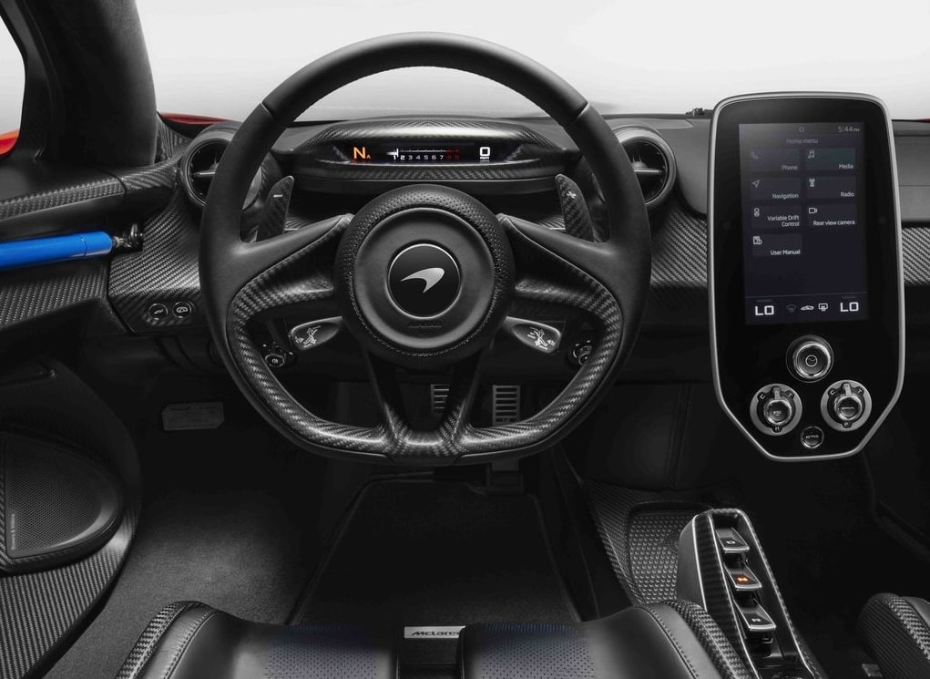 McLaren Senna arka tasarım ve sabit görsel elemanlar