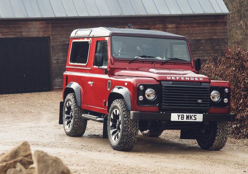Land Rover Defender Works V8 yan profil