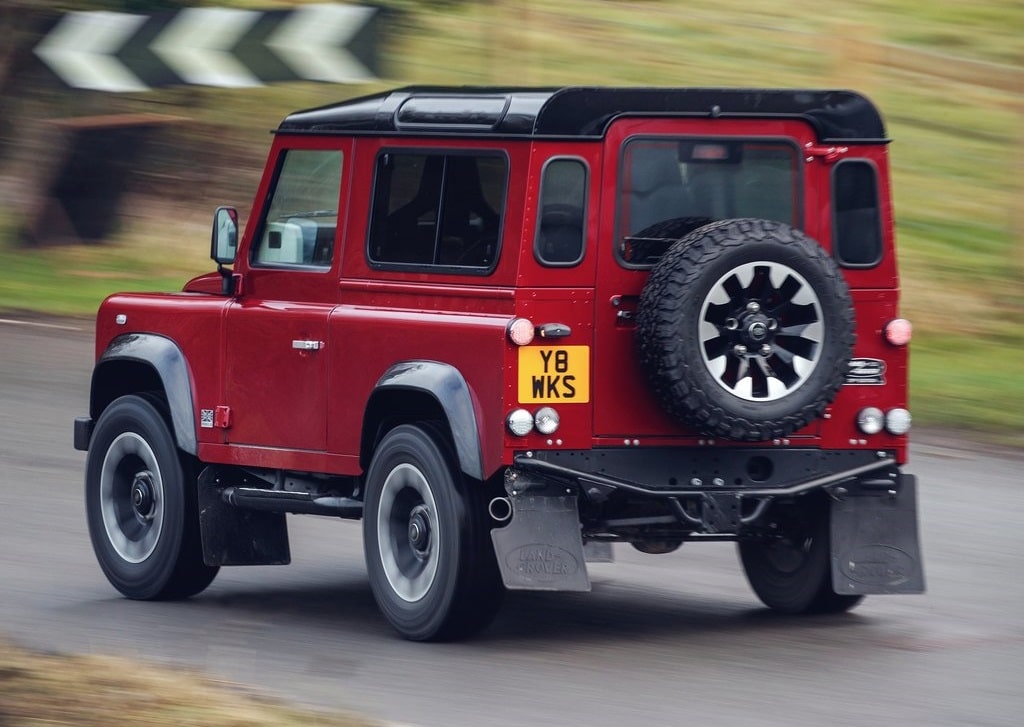 Defender Works V8 arka üç çeyrek görünüm