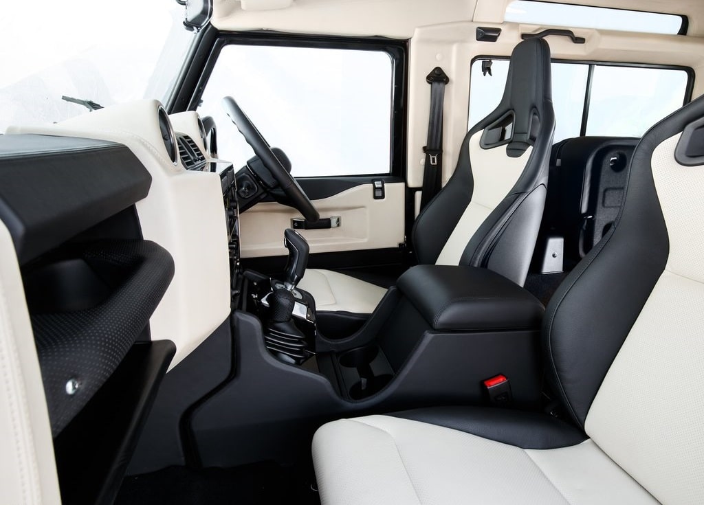 Defender Works V8 arka görünüm ve yedek tekerlek