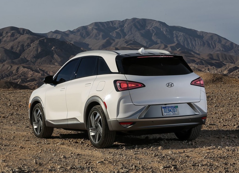 Hyundai Nexo beyaz gövde arkadan üç çeyrek görünüm