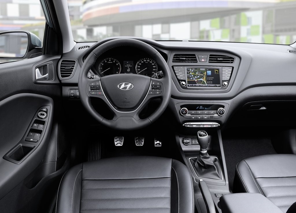 Hyundai i20 Active yan ve arka gövde görünümü