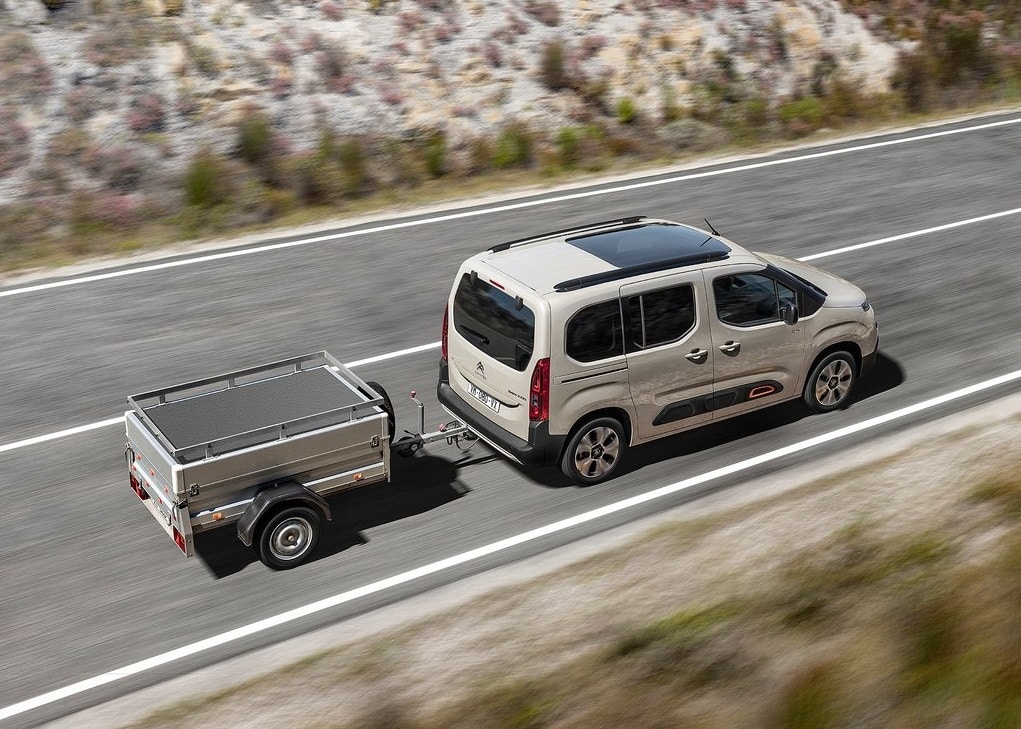 Citroen Berlingo römork çekerken yol görüntüsü
