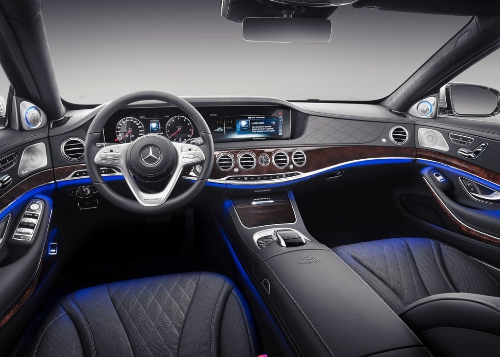 Mercedes-Maybach S-Class gösterge paneli ahşap kaplama ve ambiyans aydınlatması