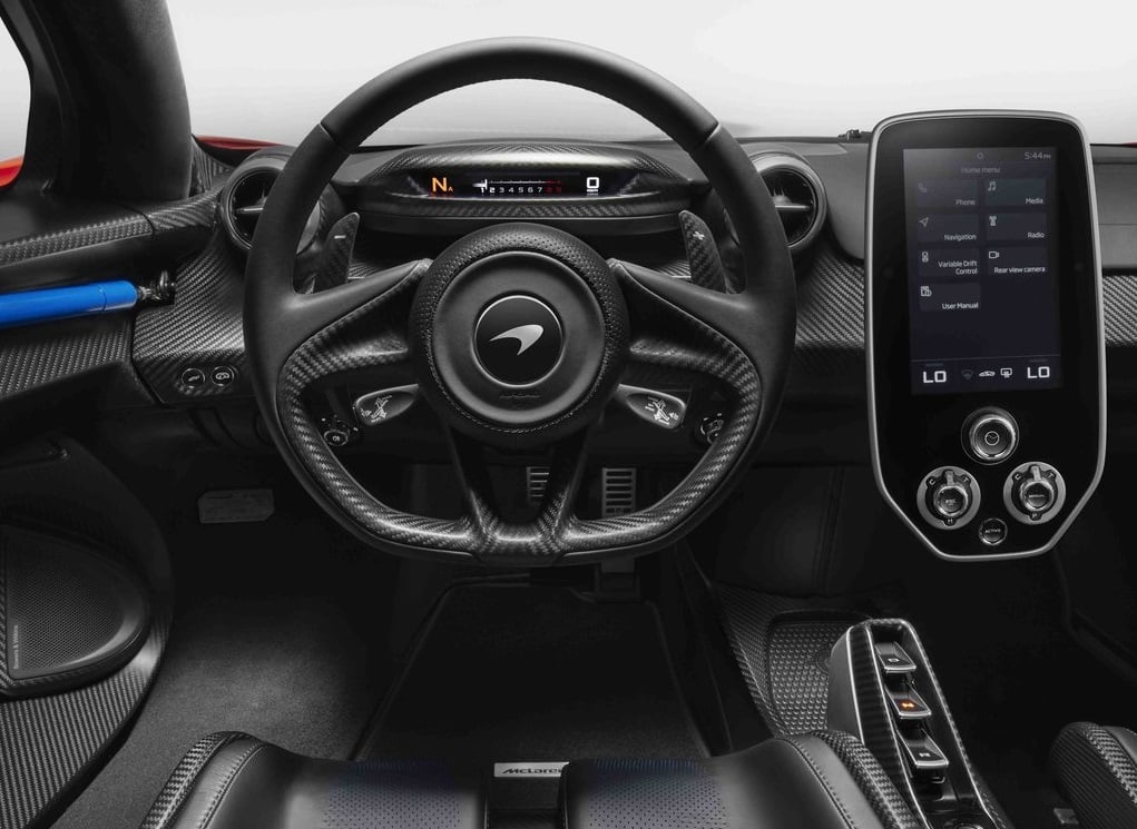 McLaren Senna kokpit ve iç mekân detayları