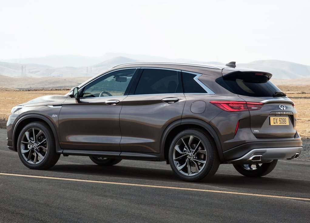 Infiniti QX50 gri gövde arka üç çeyrek ve AWD rozeti