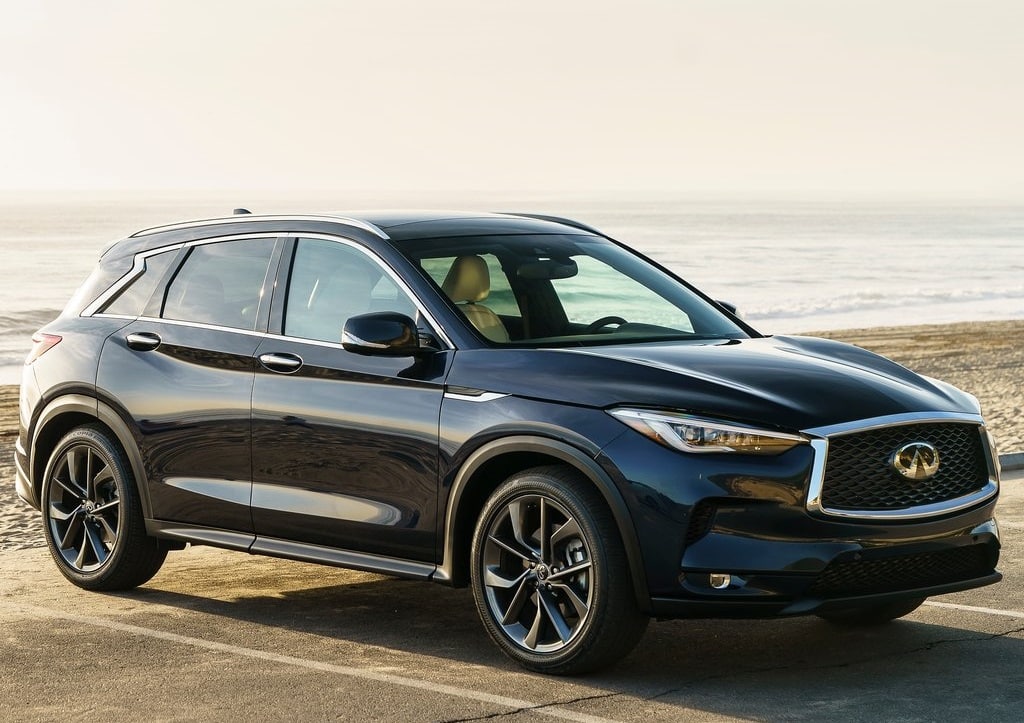 Infiniti QX50 lacivert gövde ön üç çeyrek görünümü