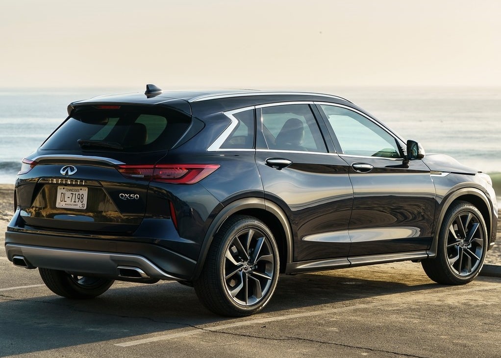 Infiniti QX50 lacivert gövde arka üç çeyrek görünümü