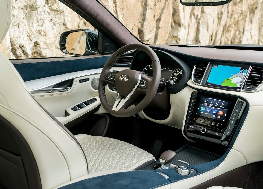 Infiniti QX50 açık renkli kabin ve çift ekranlı orta konsol