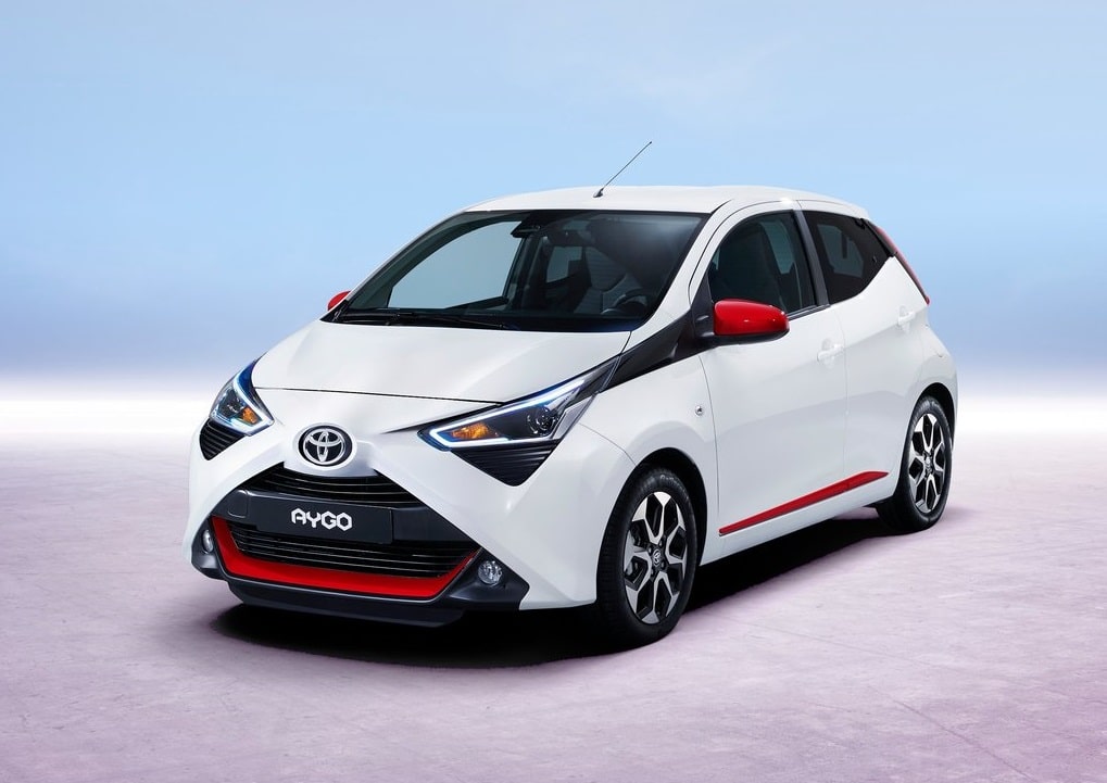Toyota Aygo makyajlı kasa yan ve ön görünümü