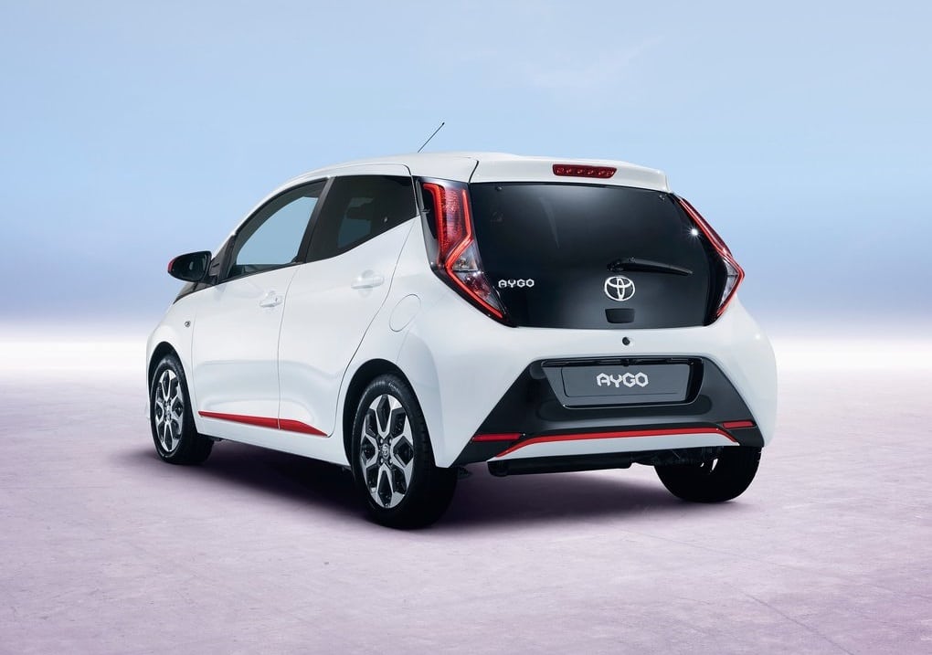 Toyota Aygo arka üç çeyrek görünümü