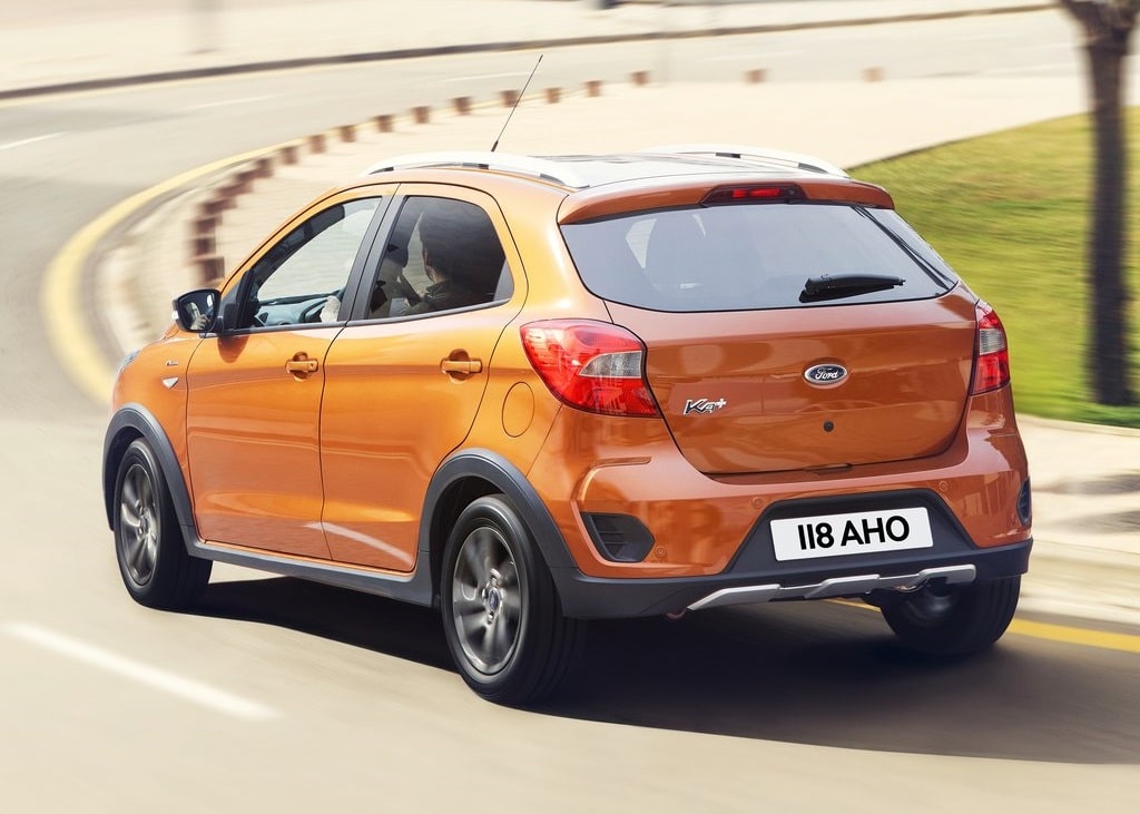 Ford Ka Plus Active hareket halinde arka görünüm