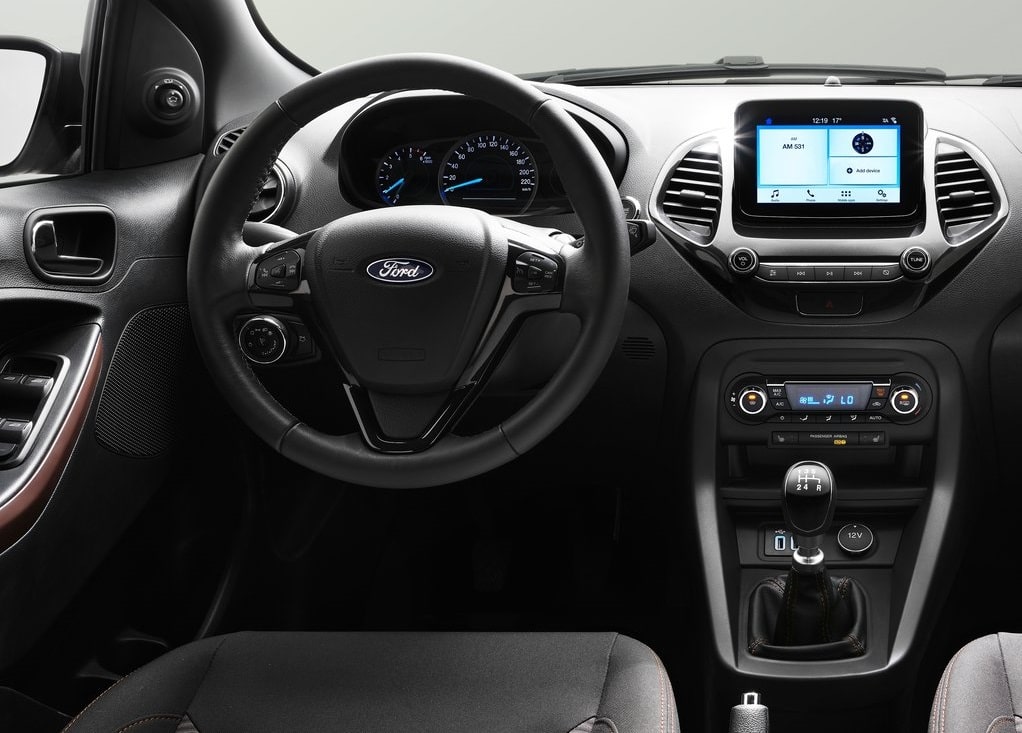 Ford Ka Plus Active direksiyon ve SYNC 3 ekranı