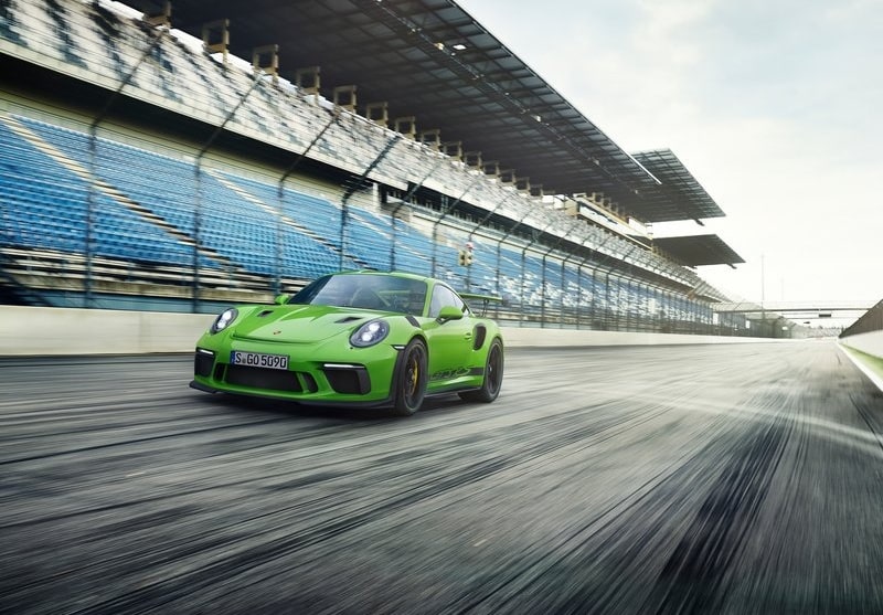 Porsche 911 GT3 RS pistte ön üç çeyrek görünüm