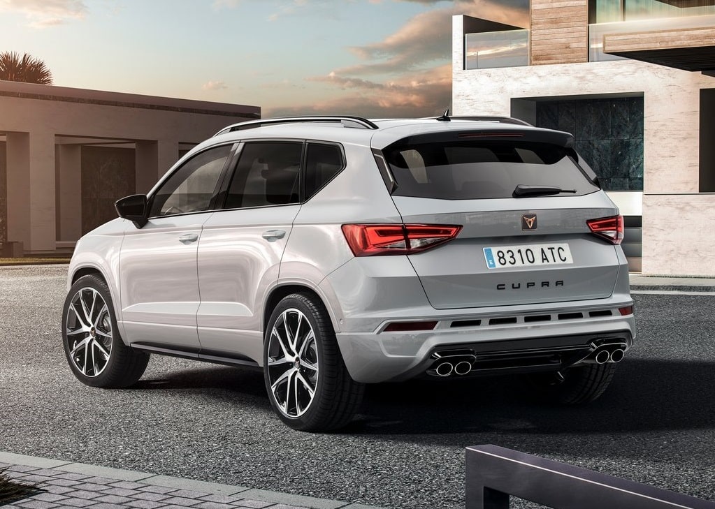 Ateca arka üç çeyrek görünüm ve dört egzoz çıkışı