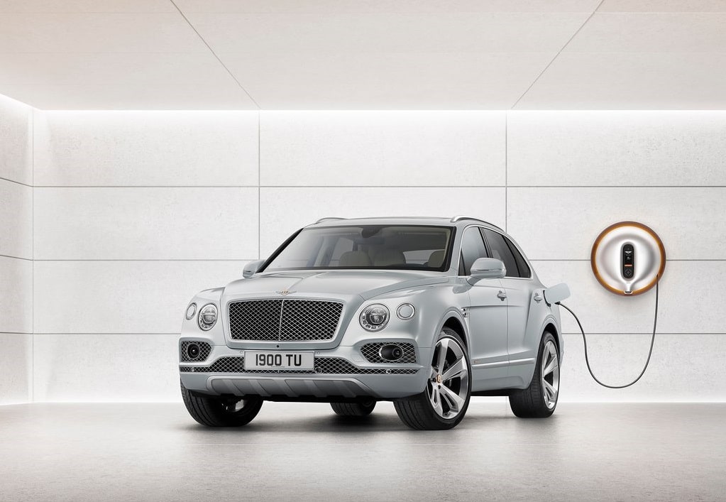 2019 Bentley Bentayga Hybrid şarj ünitesine bağlı ön görünüm