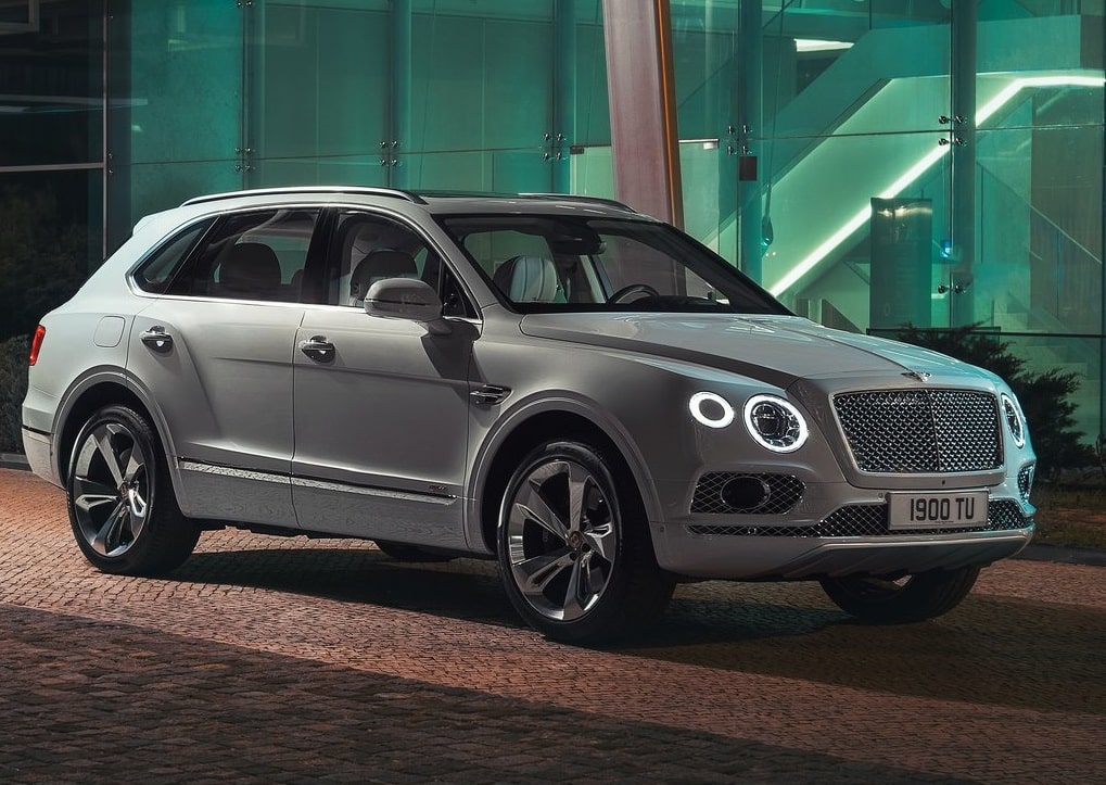 Bentley Bentayga Hybrid gece ön üç çeyrek görünüm