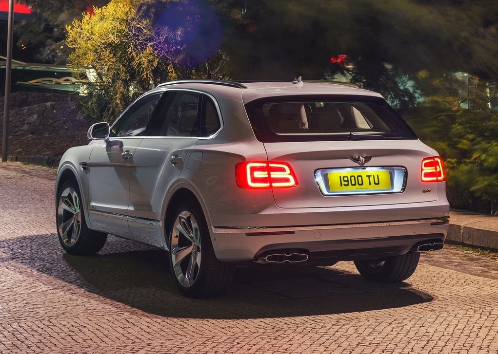 Bentley Bentayga Hybrid arka üç çeyrek görünüm ve Hybrid rozeti